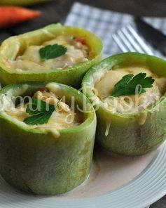 Кабачки, фаршированные курицей и овощами