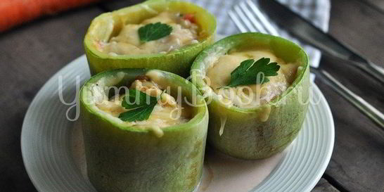 Кабачки, фаршированные курицей и овощами