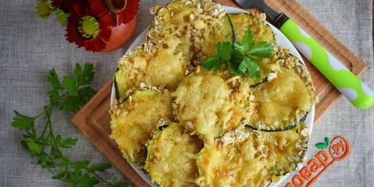 Кабачки в духовке с сыром и чесноком