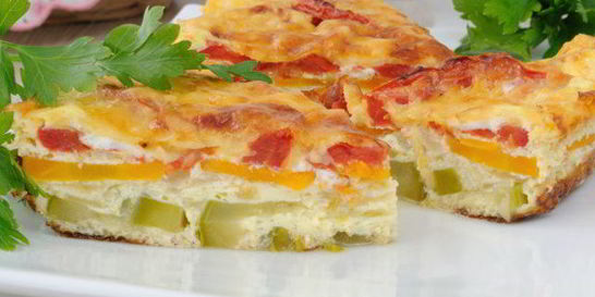 Кабачки жареные с яйцом и помидорами