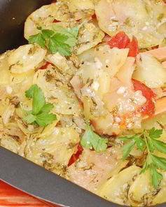 Картофель, запеченный с луком, чесноком и помидорами