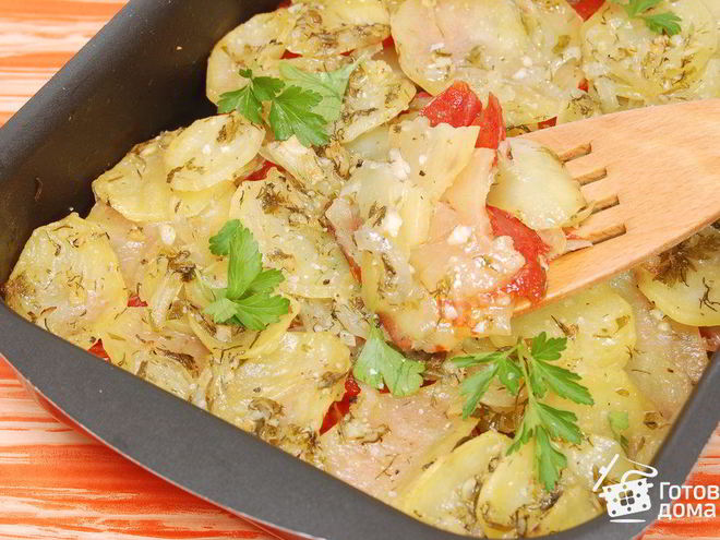 Рецепт картофеля, запеченного с луком, чесноком и помидорами