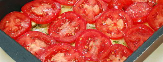 картофель, запеченный с луком, чесноком и помидорами. Шаг 3