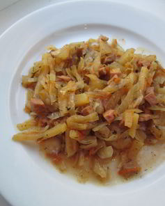Квашеная капуста, тушеная с сосисками по-венгерски