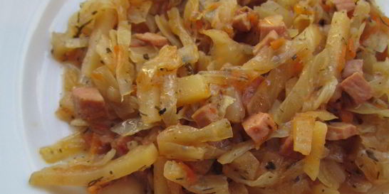 Квашеная капуста, тушеная с сосисками по-венгерски