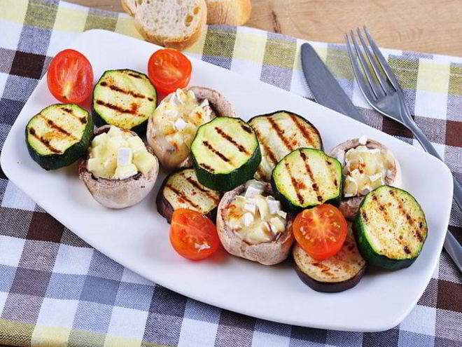 Рецепт овощей-гриля с фаршированными шампиньонами