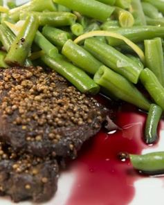 Ромштекс с фасолью и винным соусом