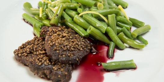 Ромштекс с фасолью и винным соусом