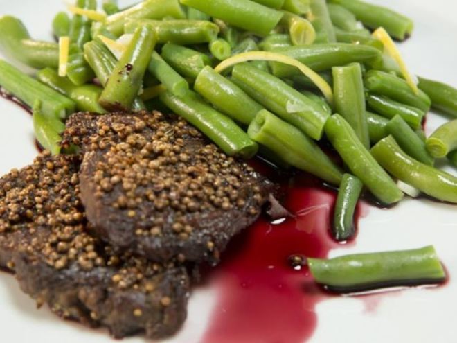 Рецепт ромштекса с фасолью и винным соусом