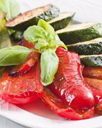 Цукини, тыква и перцы на гриле со свежим базиликом