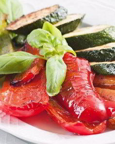 Цукини, тыква и перцы на гриле со свежим базиликом