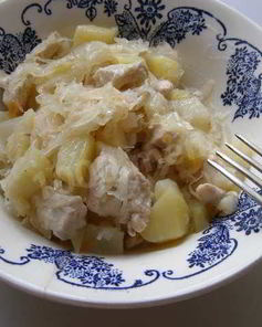 Тушеная картошка с мясом и квашеной капустой