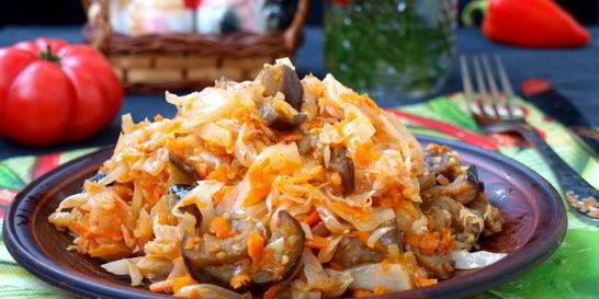 Тушеные баклажаны с капустой