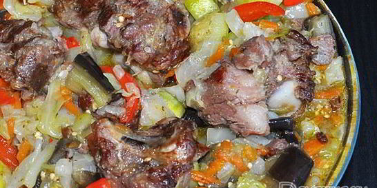 Тушеные овощи с копченостями
