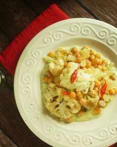 Запеченная цветная капуста с ананасами и индийской заправкой