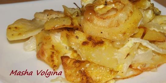 Запеченный картофель с луком в сметане