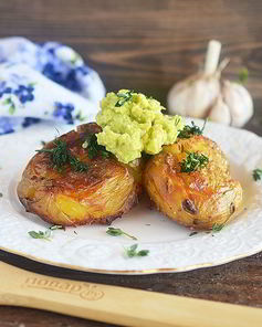 Запеченый картофель с соусом из авокадо