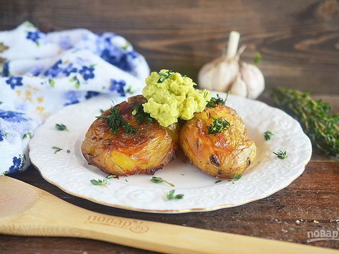 Рецепт запеченого картофеля с соусом из авокадо