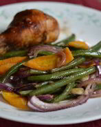 Зеленая фасоль с морковью и луком в духовке