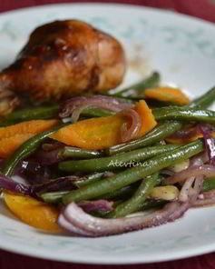 Зеленая фасоль с морковью и луком в духовке