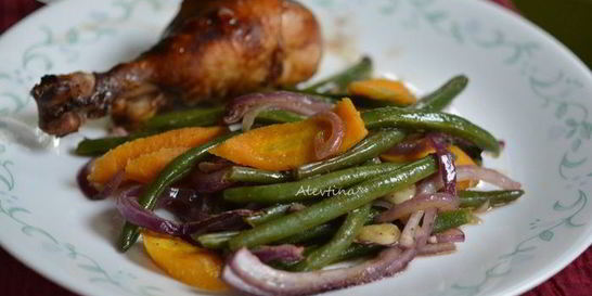 Зеленая фасоль с морковью и луком в духовке