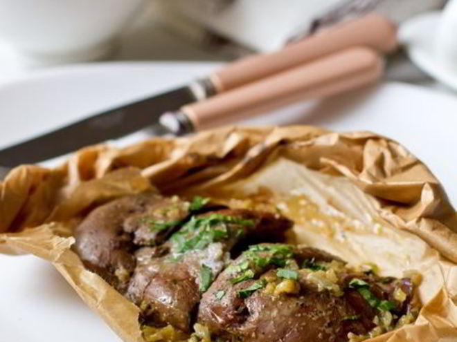 Рецепт кроличьей печени с луком в конверте из пергамента