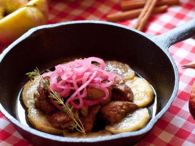 Рецепт куриной печени с карамелизированными яблоками