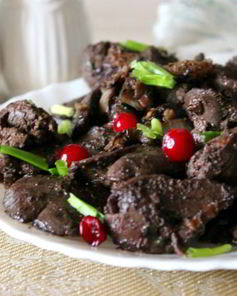 Куриная печень с луком и грецкими орехами