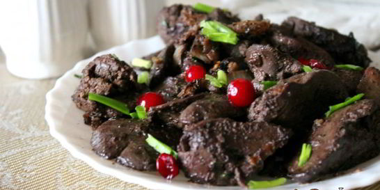 Куриная печень с луком и грецкими орехами