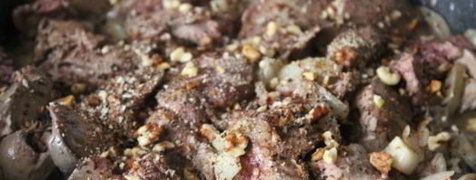 куриная печень с луком и грецкими орехами. Шаг 2
