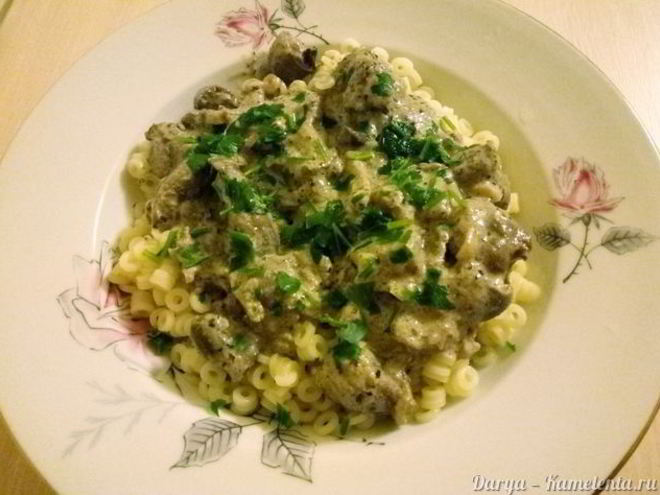 Рецепт куриной печени с сердечками в сметанном соусе