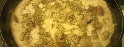 куриная печень с сердечками в сметанном соусе. Шаг 5