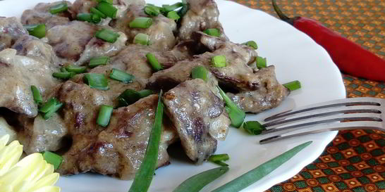 Куриная печень в сметанном соусе