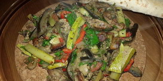 Куриная печень, запеченная с овощами