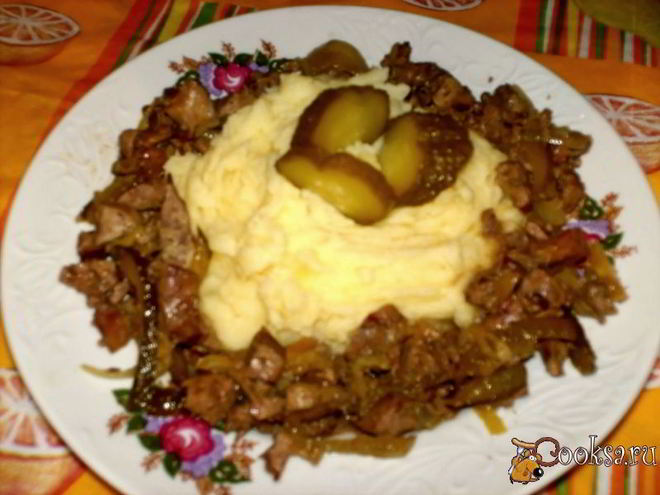 Рецепт куриной печени, жареной с маринованными огурцами