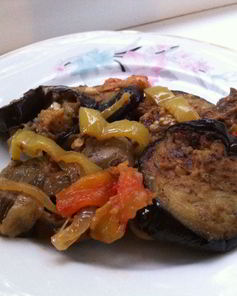 Куриные желудочки и печень, тушеные с баклажанами