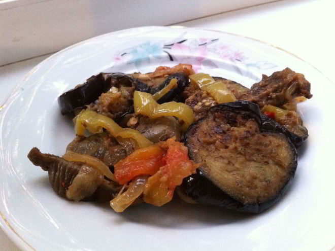 Рецепт куриных желудочков и печень, тушеные с баклажанами