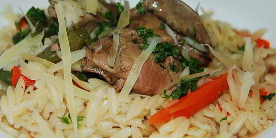 Паровая печенка с пастой орзо