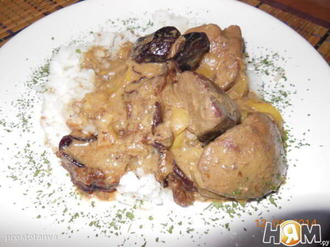 Рецепт печени индюшки с яблоками и черносливом