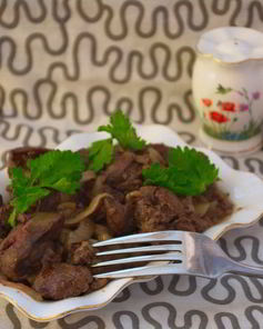 Печень с луком тушеная