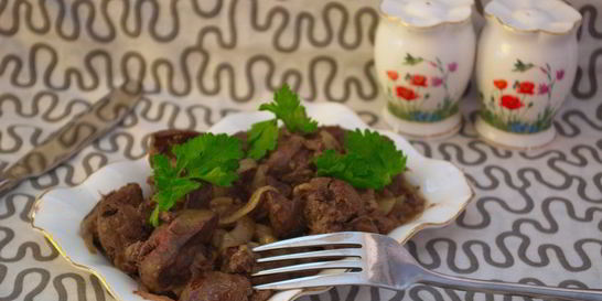 Печень с луком тушеная