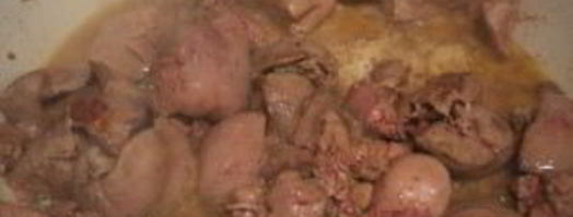 печень с луком тушеная. Шаг 3