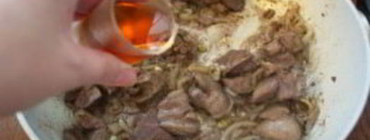 печень с луком тушеная. Шаг 5