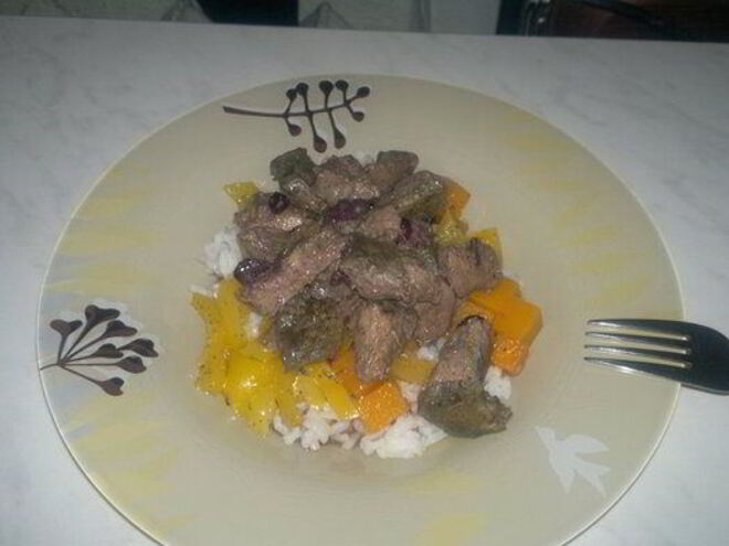 Рецепт печени в горшке с черной смородиной и белый рис с овощной поджаркой