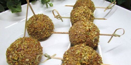 Печеночные шарики с жареным луком в фисташках