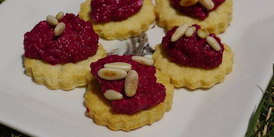 Печенье из пармезана со свекольным песто