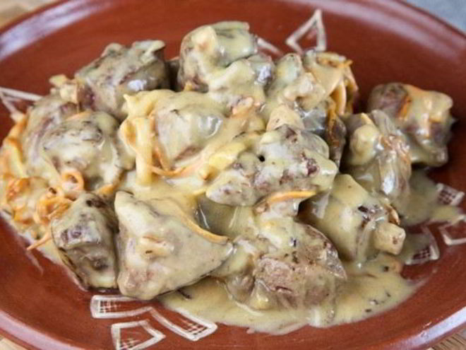 Рецепт сочной куриной печени в сырном соусе