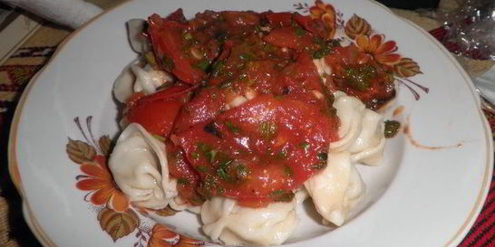Пельмени с томатным соусом