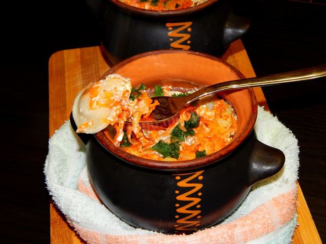 Рецепт пельменей в сметане в горшочке