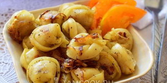 Жареные пельмени с луком